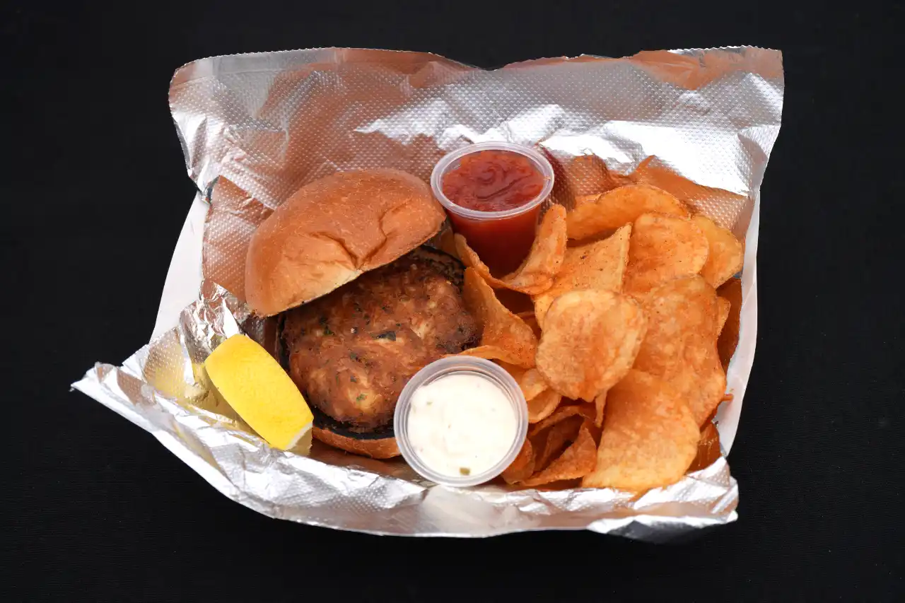 Crabcake sliders with chips and sauce